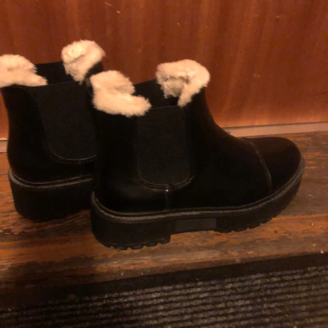 Svarta boots med pälsfoder