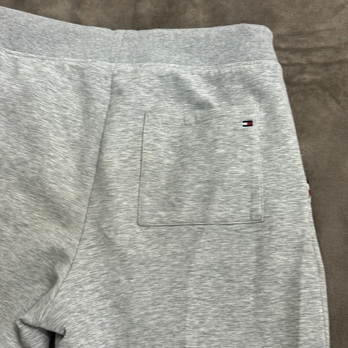 Grå mjukisbyxor från Tommy Hilfiger ( Äkta ) Köpt från Johnells - 4