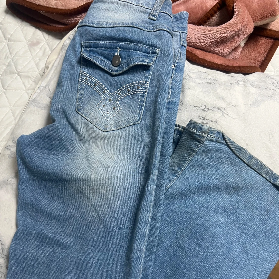 Blå jeans med broderad ficka