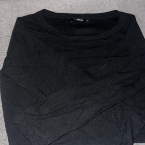 Svart långärmad tröja från H&M - Säljer en stilren svart långärmad tröja från H&M. Perfekt för en enkel och klassisk look. Tröjan har en rund halsringning och är gjord i ett mjukt material.