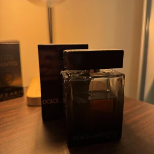 Dolce & Gabbana The one Eau de parfum - Säljer en elegant parfym från Dolce & Gabbana. Flaskan är mörk och stilren med en fyrkantig form och svart lock. Perfekt för den som söker en parfym funkar till både vardags eller finare tillfällen! Flaskan har ungefär 70ml kvar! Orginal är det 100ml! Tveka ej på att höra av dig!