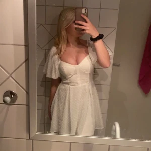 Vit prickig klänning - Säljer en söt vit klänning från missguided, aldrig använt med lappen kvar. Perfekt till student eller skolavslutning🥰 skriv för fler bilder eller frågor!
