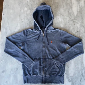 Blå Ralph Lauren zip hoodie  - Skick: 8/10. Tröjan är i bra skick och har inga defekter. Om du är osäker på om det kommer att passa kan du alltid fråga om mått!