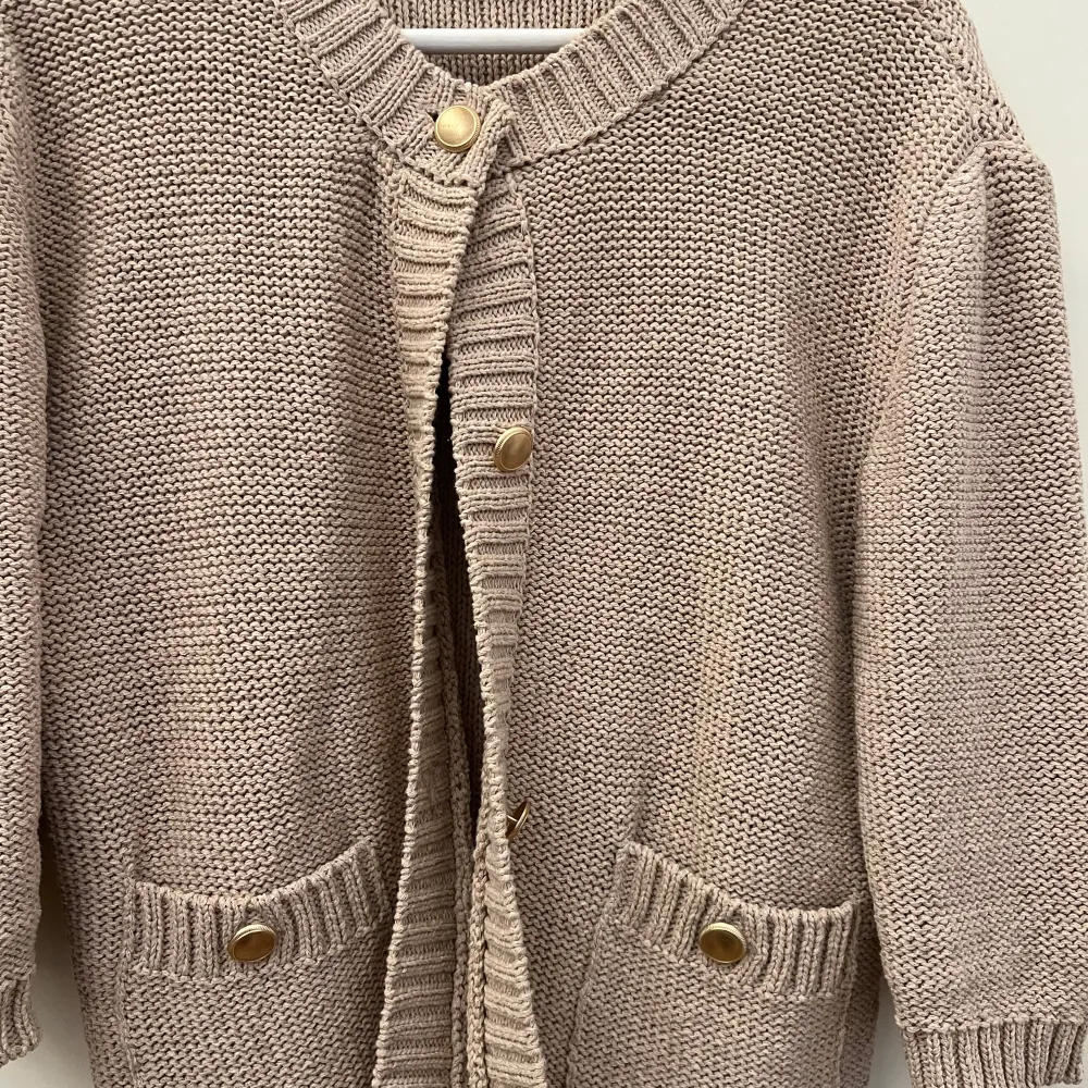 Säljer denna super fina koftan ifrån Zara i storlek XL. Endast använd två gånger därav bra skick!🥰. Neuletakit & Villapaidat.
