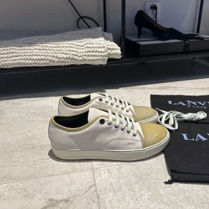 Lanvin cap toe sneakers - |Säljer nu dessa snygga lanvins i uk 6 som passar 41|Skorna är i otroligt bra skick och helhetsintrycket är grymt|I köpet ingår 2 dustbags & Nya skosnören|Köp nu för endast 2199:-|Vid eventuella frågor är du välkommen att kontakta oss i pm|