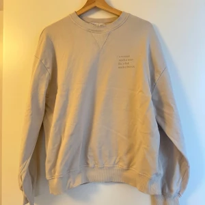 Beige sweatshirt  - Beige tröja ifrån Maja lindelöf X ginatricot. Storlek xs men passar även en S.