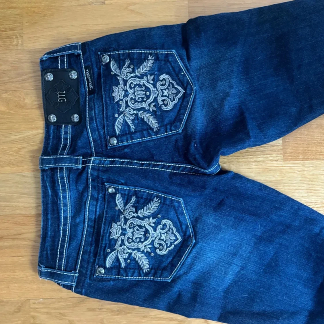 Blå jeans med broderade fickor