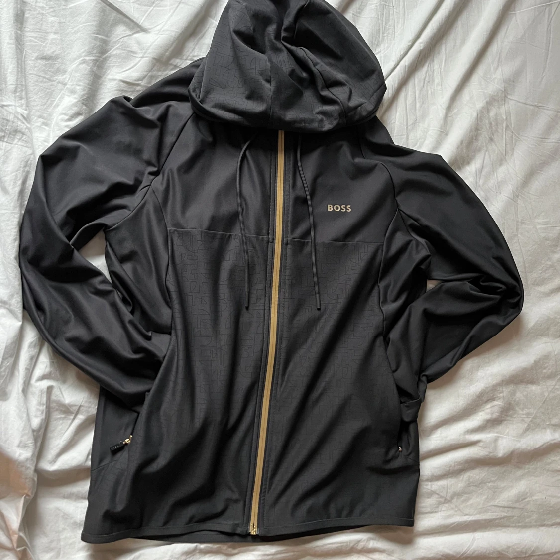 Tunnare mörk grå hoodie med mönster från Boss