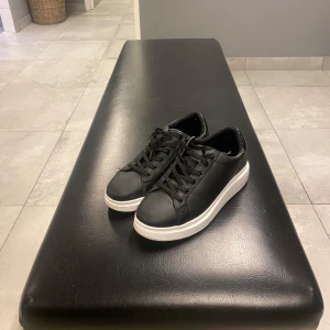 Svarta sneakers - Klassisk svarta sneakers 