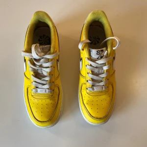 Gula Nike Air Force sneakers - Snygga gula Nike Air Force sneakers perfekta till våren! De är sparsamt använda och i ett mycket bra skick. Köpare står för frakt. Först till kvarn.