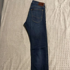 Mörkblå jeans från Lee - W30L30 sälja pga ingen användning använd 1 gång skriv om ni undrar nåt 