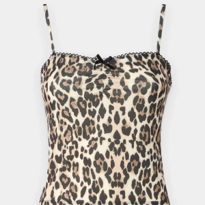 Leopardmönstrad linne med spetsdetaljer - Snygg leopardmönstrad linne från Gina tricot. Använd ett fåtal gånger. 