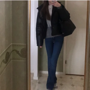 Marinblå bootcut jeans - Marinblåa bootcut jeans som är mid waist, osäker på storleken men kan kolla om det är nån intresserad för dom är undanlagda! Väldigt stretchiga och knappt använda och i väldigt bra skick💕