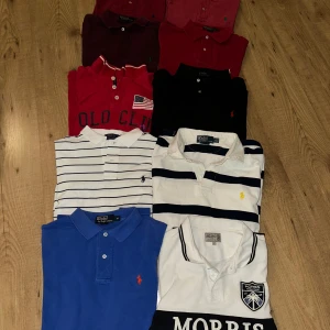 Samling av pikétröjor i olika färger - Säljer en samling av pikétröjor i olika färger och märken. Fåtal pikéer har små defekter men inget stort. Perfekt för en avslappnad stil med klassiska detaljer som krage och knappar. De märken som finns är Ralph lauren, Morris och saint Vincent. Kontanta vid intresse av enstaka eller flera pikéer👍