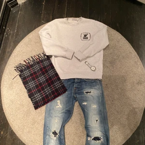 Carhartt tröja - Typ helt ny carhartt tröja, super goa tryck och jätteskön att ha på sig. Nypris 1200.  Passar till allt