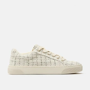 Beige sneakers i tyg från Zara - Snygga beige sneakers från Zara med ett unikt stickat/ vävt mönster. Skorna har snörning och en bekväm sula, perfekta till vardags. De är i en neutral färg som passar till det mesta.🤍👟 Nypris: 379kr