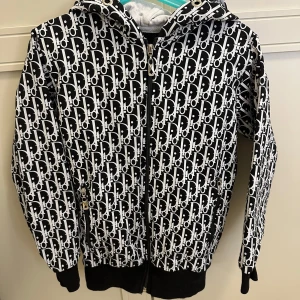 Barn tracksuit strl 122/128 - Hoodie med byxa.Använd fåtal gånger. I väldigt fint skick!  Stroken 122/128.