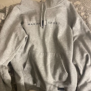 marine sports hoodie - Säljer en grå hoodie från Marine Sports/marine scandinavian sportswear. Storlek L