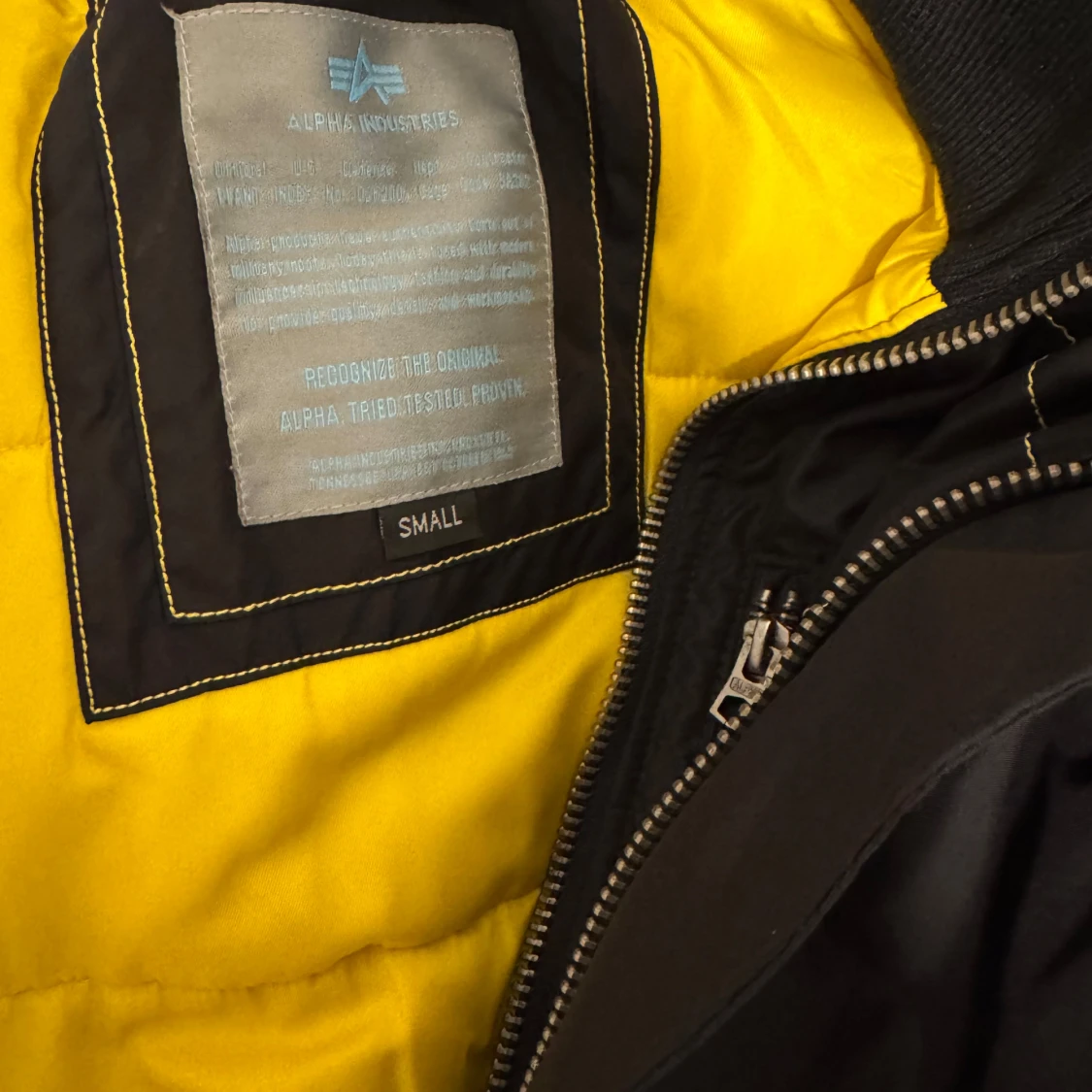 Svart jacka med pälsdetaljer från Alpha Industries - 2