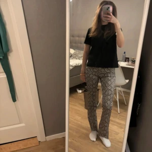 Mönstrade byxor - Säljer ett par ormmönstrade byxor från weekday i storlek S, skriv för mer frågor 💕