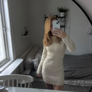 Beige stickad klänning från H&M - Säljer en mysig beige stickad klänning från H&M. Klänningen har en tight passform och är perfekt för kyligare dagar. Den har långa ärmar och ett snyggt stickat mönster som ger en stilren look. Klänningen är använd max 2 gånger och köpt för ca 2,5 år sedan. 💞