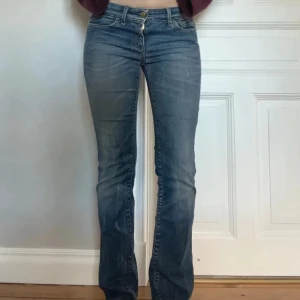 Blå jeans från Replay - Lågmidjade vintage  jeans från replay, bootcut. Inga defekter. Storlek 34  