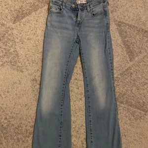 Bootcut jeans i ljusblå denim - Snygga bootcut jeans i ljusblå denim från märket C. De har en klassisk femficksdesign och en bekväm passform. Perfekta för en avslappnad stil.