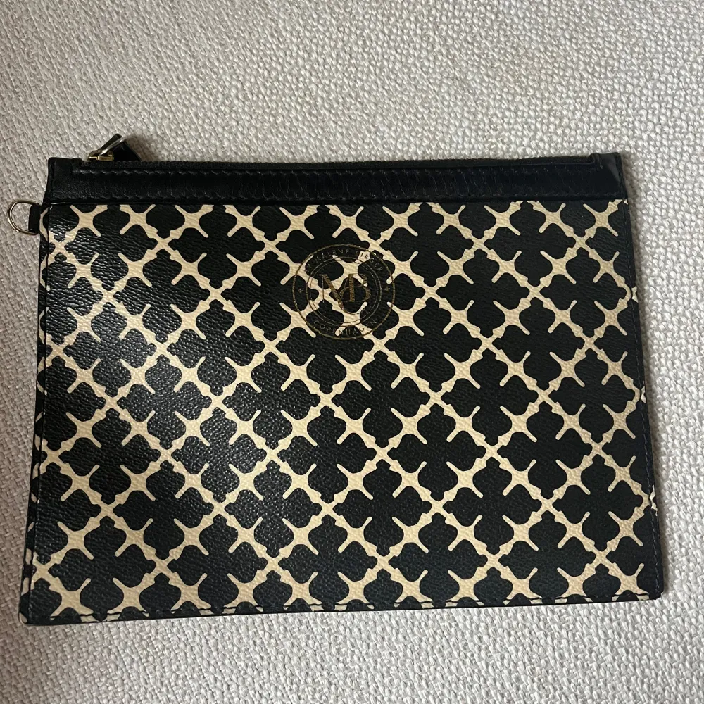 Väska från by Malene Birger i modell Abigail. Väskan är sparsamt använd. Fodret inne har spår av användning (se bild) Byte och förstärkning av remmar har utförts hos sömmerska. Remmarna är i 100%läder. Plånbok/necessär medföljer. Nypris 2800kr. Laukut & Käsilaukut.