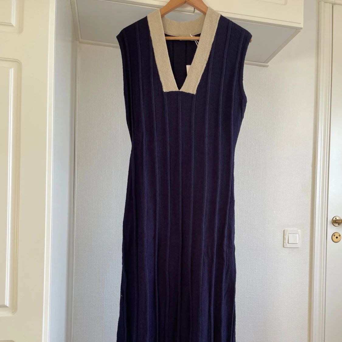 Mörkblå ärmlös klänning M oanvänd  - 1