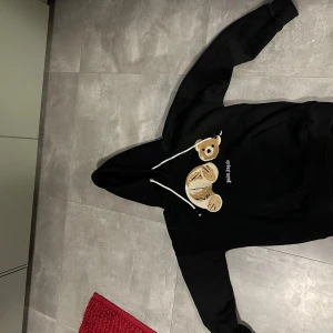 Palm angels hoodie storlek m - Säljer en svart hoodie från Palm Angels. Ny skick och väldigt fräsch 