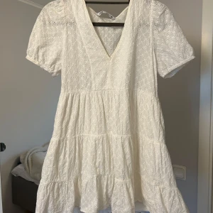 Studentklänning - Finaste studentklänningen som tyvärr var för kort för mig, så rekommenderar till den som är ca 165 eller kortare🤍