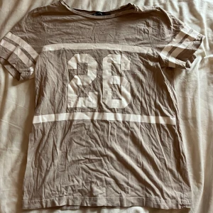 T-shirt happy holly - T-shirt från happyholly. Super skön o fin T-shirt men kommer ej till användning längre. Storlek 36/38