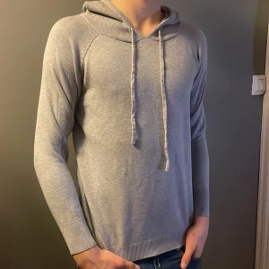 Merino hoodie - Jätte snygg Merino hoodie som passar till mycket. Säljer denna då den inte används längre, pris kan diskuteras vid snabb affär!