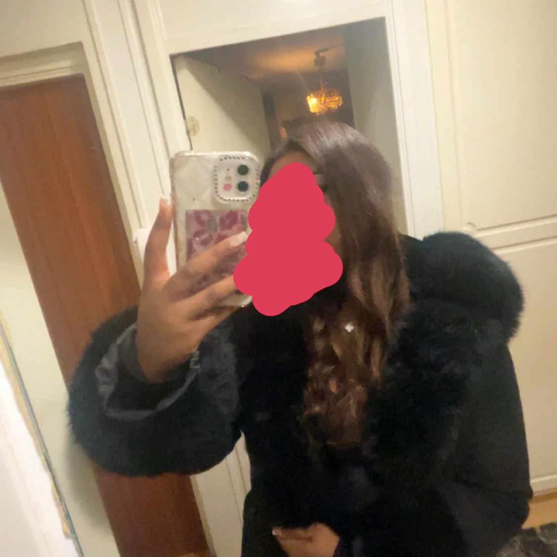 Svart pälsjacka med huva - 1