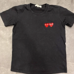 Svart tröja från Commes de garçons - Säljer denna snygga Cdg T-shirt. Har inga defekter alls och är i storleken M. Men den sitter mer som en S. Tveka inte att höra av er vid minsta fråga!💫