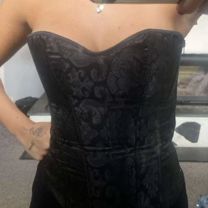 Svart korsett  - Supersnygg svart korsett, justerbar därav olika storlekar, knappt använd❤️