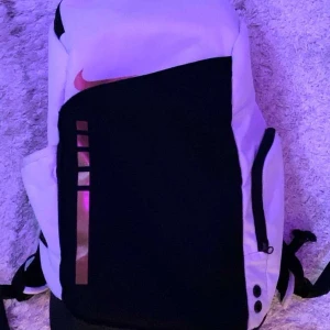 NIKE ELITE BAG -  Perfekt för både skola och träning. Används inte längre ligger bara i garderoben. Billigare vid snabb affär. Osäker på om den är äkta därför säljs den billigare än orginal priset.