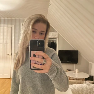 Grå stickad tröja - Säljer en mysig grå stickad tröja.Finns lite noppror på men har en noppermaskin som tar bort det.Storlek är Xs men passar även S skulle jag säga❤️