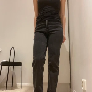 Svarta jeans från Stradivarius - Snygga svarta jeans från Stradivarius i modell mom slim. De har en klassisk femficksdesign och stängs med dragkedja och knapp. De är varsamt använda men jättefina. Innerbenslängd 66cm. Skriv vid funderingar eller prisförslag 💕