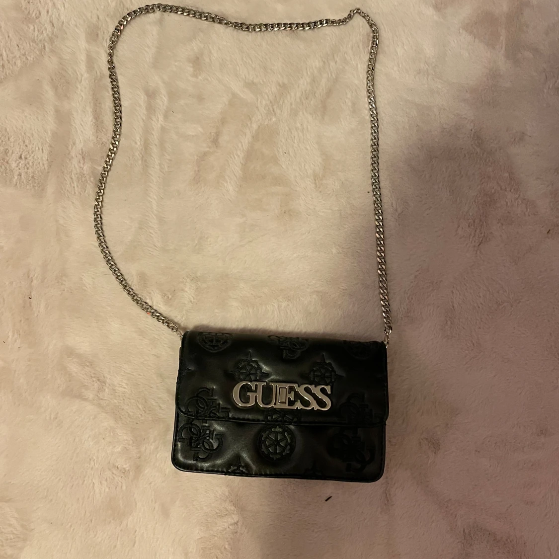 Svart axelväska från Guess - 2