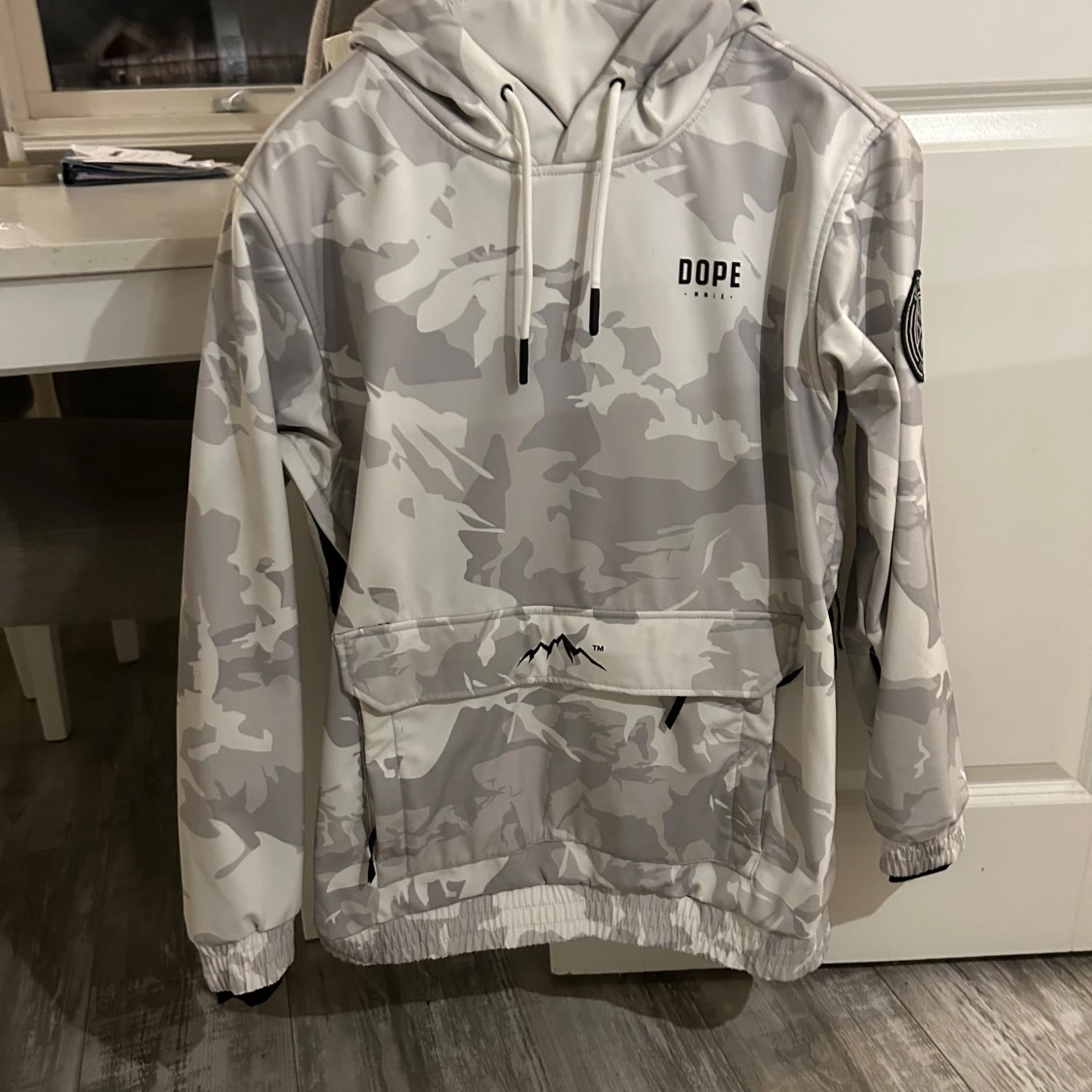 Vit och grå camo-hoodie från Dope