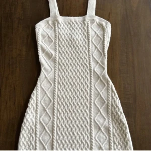 H&M stickad vit klänning  - Snygg vit stickad klänning från H&M som jag köpte för 2 år sedan. Inga defekter, sprillans ny. Storlek xs/s. 🤍