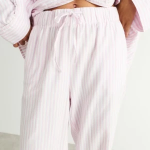 rosa pyjamasbyxor  - säljer dessa super söta rosa pyjamas byxorna från gina tricot!💕