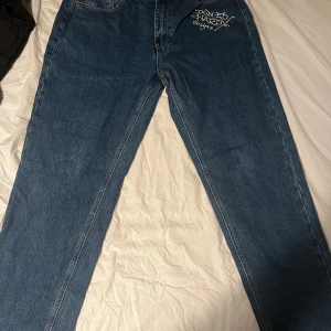 Ed hardy jeans  - Ed hardy jeans med london style broderi 