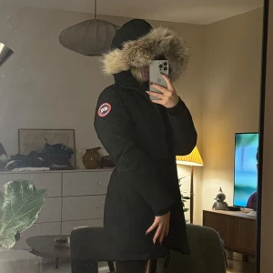 Canada goose Victoria parka  - Canada goose vinterjacka i modellen Victoria parka. Äkta pälskrage. Bilder skickas vid intresse. I bra skick. Storlek XS