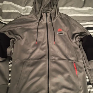 Nike air Max hoodie  - Helt ny Nike zip hoodie, priset är inte hugget i sten, tveka inte på att höra av dig vid minsta fråga!