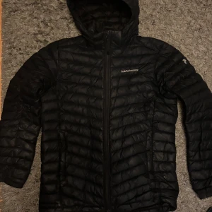 Peak performance jacka  - Säljer en peak jacka, jackans skick är super bra, enda täcken på användning är vid kragen men inga defekter 