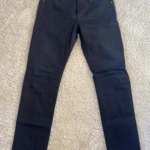  jeansbyxor från Burberry Brit slim NYA! - Snygga jeansbyxor från Burberry Brit med klassisk femficksdesign. Byxorna har en rak passform och är tillverkade i ett slitstarkt material. Perfekta för en stilren look. Slim model. Nya! Storlek w32 w32