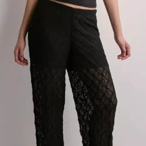 Svarta spetsbyxor Nelly  - Spetsbyxor från Nelly, märket pieces. Använda en gång och ner till marken på mig som är 170!