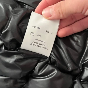 Svart dunväst från Moncler - Säljer en snygg svart dunväst från Moncler. Västen har en dragkedja framtill och två praktiska fickor med dragkedjor. Perfekt för lager-på-lager under kyliga dagar. Moncler-loggan pryder bröstet för en stilren look.